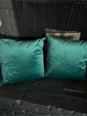 Rodeo Home Set of 2 Velvet Throw Pillows in Emerald Green approx 20x20